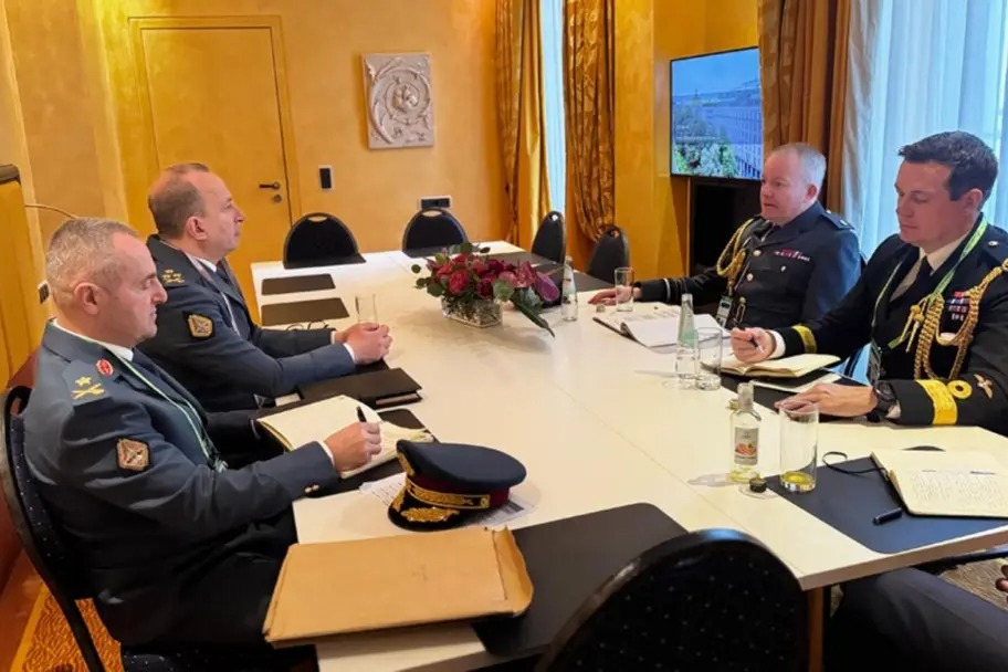 قائد الجيش يطرح استمرار خروقات العدو في مؤتمر ميونيخ للأمن 