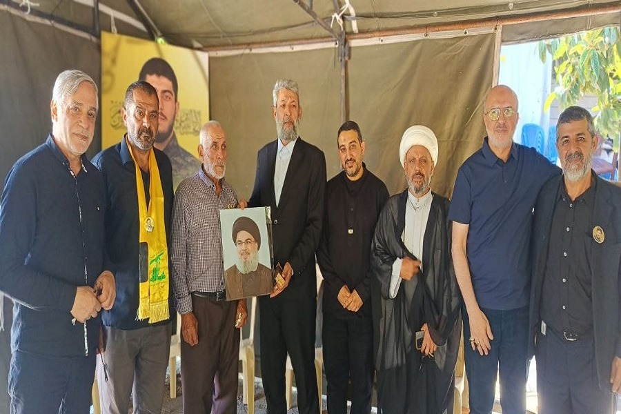 وفد من قيادة حزب الله في البقاع يزور عوائل شهداء ممثّلًا الشيخ قاسم