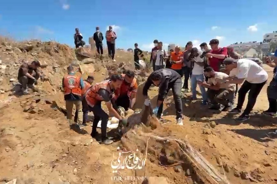 انتشال جثامين 7 شهداء من تحت أنقاض منزل في حي الزيتون