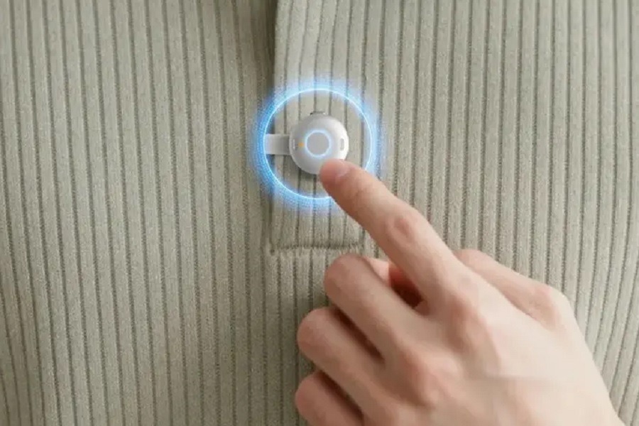 بحجم زر القميص.. جهاز جديد يسجل اجتماعاتك ويلخصها بالذكاء الاصطناعي