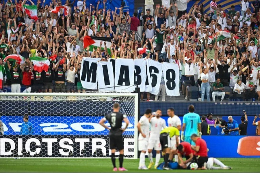 تشجيعٌ حاشد للمنتخب الإيراني في كأس العالم.. والجماهير ترفع صور شهداء ميناب 
