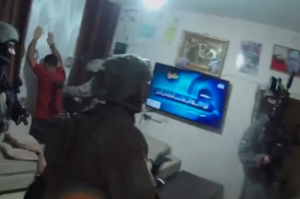 شهيدان برصاص الاحتلال واعتقال عشرات الفلسطينيين وحرق مسجد في الضفة الغربية المحتلة