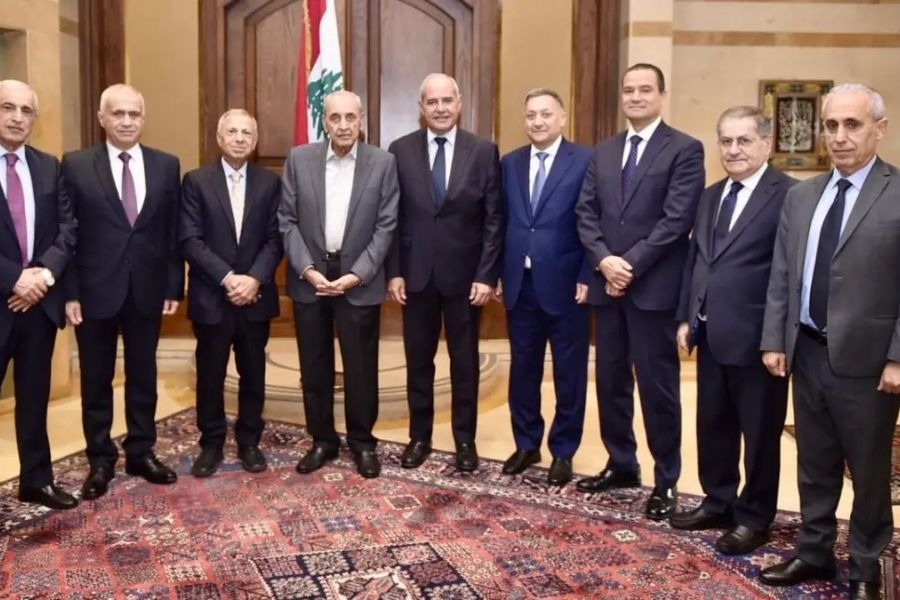 الرئيس بري تسلّم مذكرة نيابية مطالبة بالتمسك بقوات 