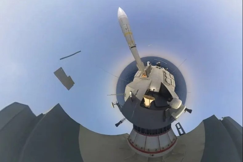 إيران تستعرض قدراتها الدفاعية البحرية بصاروخ صياد-3 في مضيق هرمز