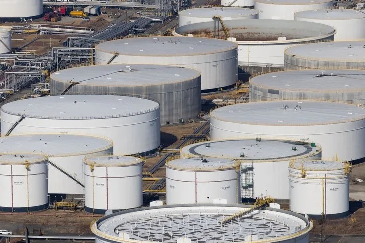 تقلبات حادة بأسعار النفط والغاز مع تعثر المفاوضات الأميركية الإيرانة وتمديد الهدنة