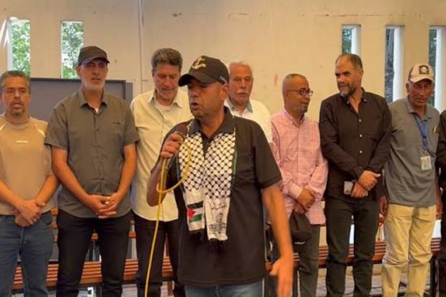 وقفة أمام الصليب الأحمر في غزة تطالب بإنقاذ الأسرى ووقف الانتهاكات بحقهم