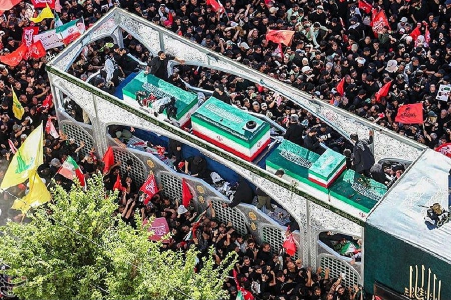 طوفان بشري في وداع الإمام الشهيد في مشهد المقدسة 