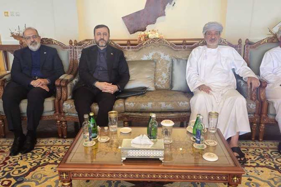 عُمان وإيران تعقدان أول اجتماع للجنة إدارة مضيق هرمز