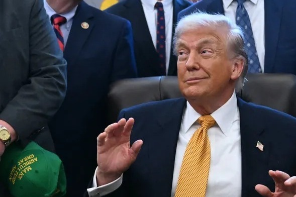 ترامب يلوّح بسلاح 