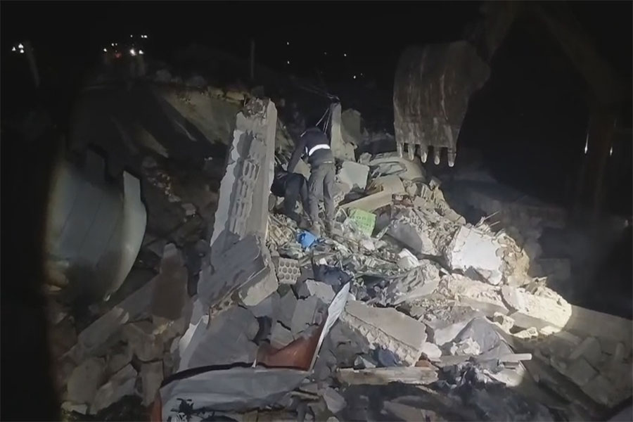 إنقاذ جريحين في سحمر بعد ساعات من العمل تحت تهديد المسيّرات المعادية