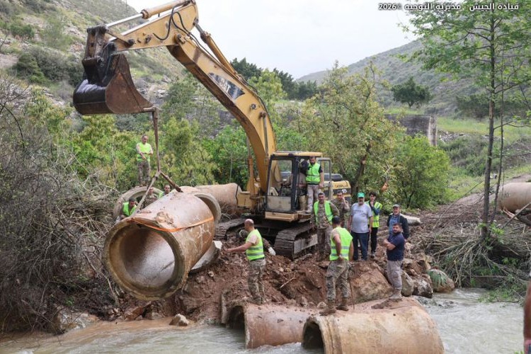 الجيش اللبناني يزيل ساترًا ترابيًا وضعه العدو على طريق الماري - عين عرب