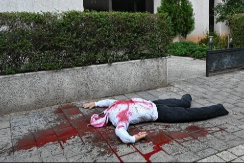 دمى مقطوعة الرؤوس أمام منازل قضاة ورئيس البلدية في 