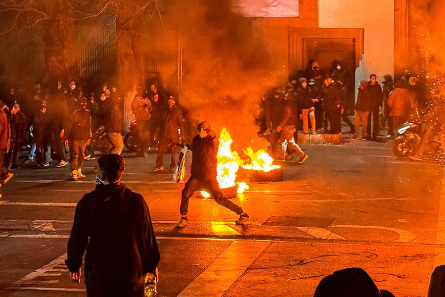 إعلام العدو يعترف: جهات أمنية تُسلّح المتظاهرين في إيران