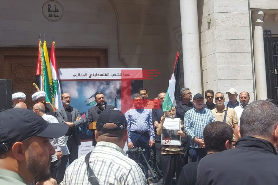 وقفة تضامنية مع الشعب الفلسطيني أمام مجمع السيدة زينب (ع)