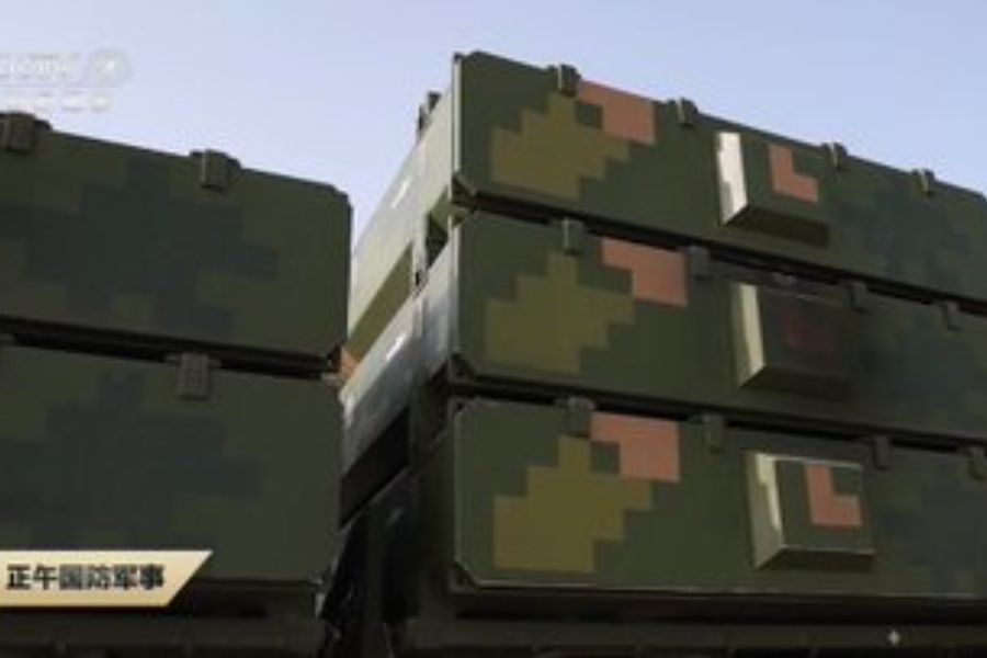 الصين تعرض مسيرات مضادة للإشعاع تطلق دفعات من مركبة مدرعة