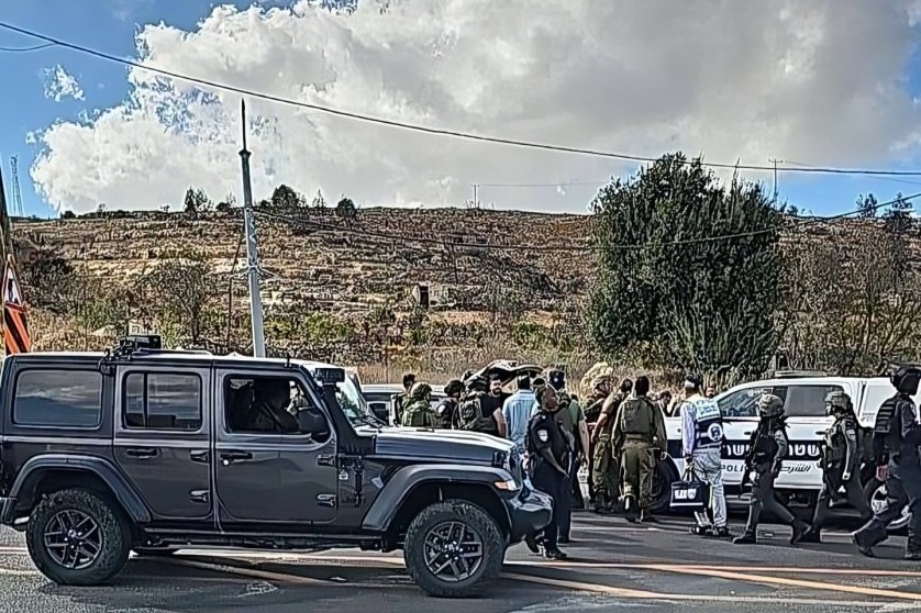 إصابة مستوطن بعملية دهس في رام الله.. والاحتلال يطوّق المدينة