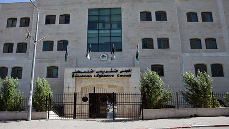 رفض فلسطيني واسع لقرار حل المجلس التشريعي 