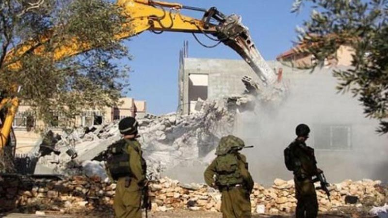الاحتلال يهدم عمارة سكنية و3 منشآت في القدس ويعتقل 18 فلسطينيًا بالضفة