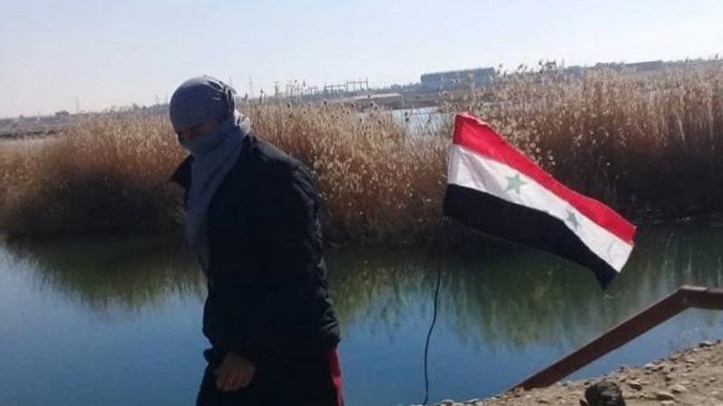 أبناء الرقة يرفعون العلم السوري.. و