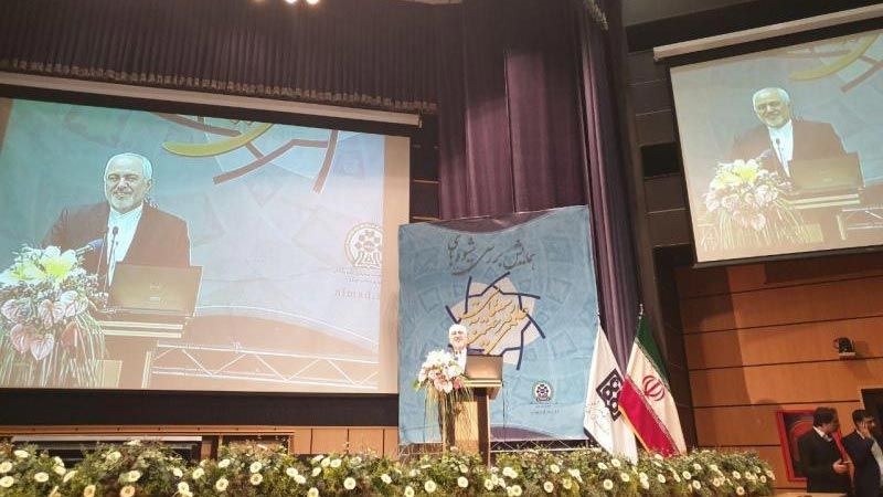 ظریف: إیران قاومت وستصمد أمام المساعي الأميركية