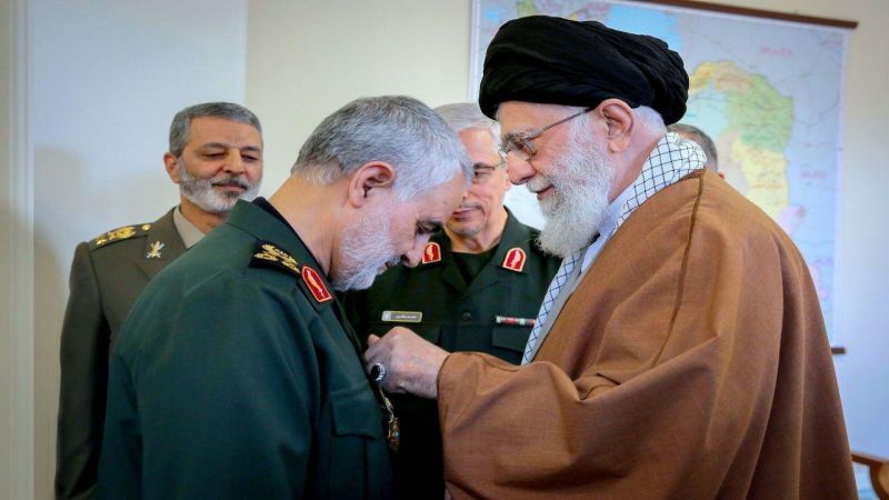 الإمام الخامنئي خلال منحه اللواء سليماني وسام