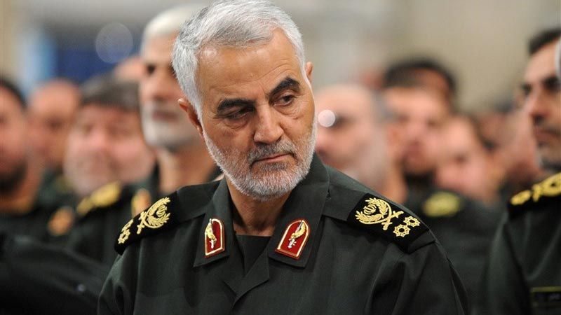 الإمام الخامنئي يقلد اللواء سليماني وسام