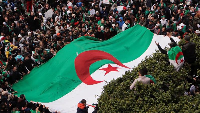 الجزائريون متمسكون برحيل