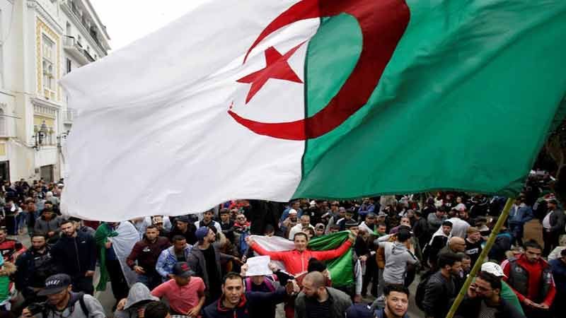 الجزائريون يرفضون إدارة مقرّبين من بوتفليقة المرحلة الانتقالية