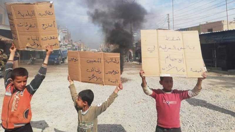 أهالي ريف دير الزور يتظاهرون بوجه