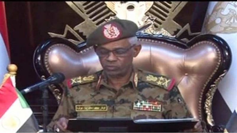 وزير الدفاع السوداني أعلن اقتلاع النظام والمعارضة ترفض