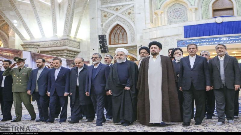 روحاني خلال زيارته مرقد الإمام الخميني