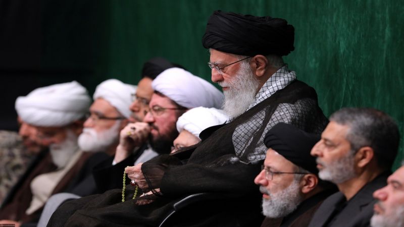 بالصور: الإمام الخامنئي مشاركًا في مجلس ليلة التاسع من محرم