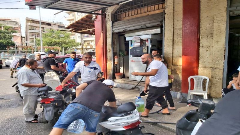 بالصور: من يحظى بالبنزين كمن يحظى بالدولار .. والباقي