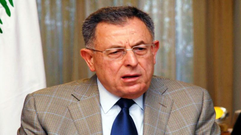 فؤاد السنيورة الى جانب 