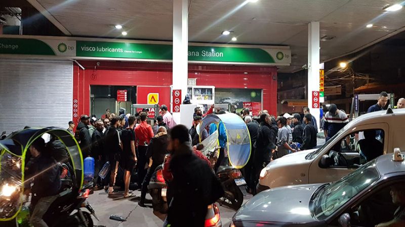 بالصور: خدمة لأهلنا .. محطات الأمانة والأيتام تفتح أبوابها لتعبئة الوقود