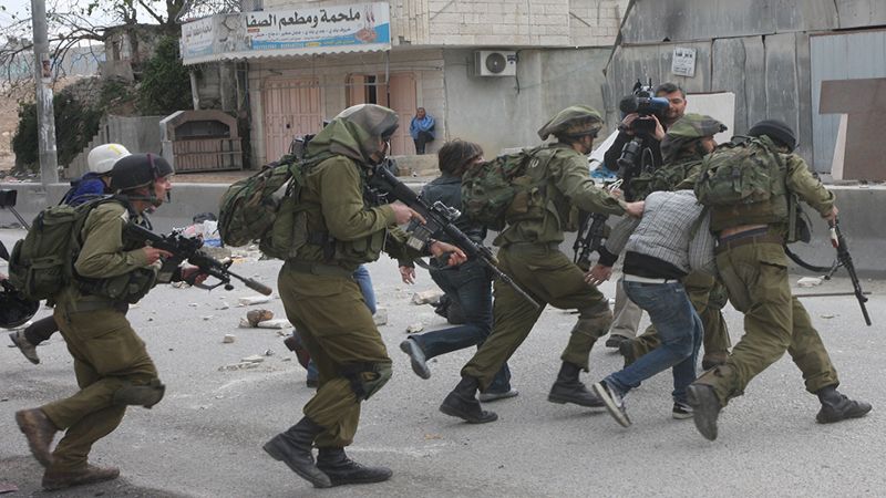 الاحتلال يعتقل الفلسطينيين ويسلب أموالهم في الضفة