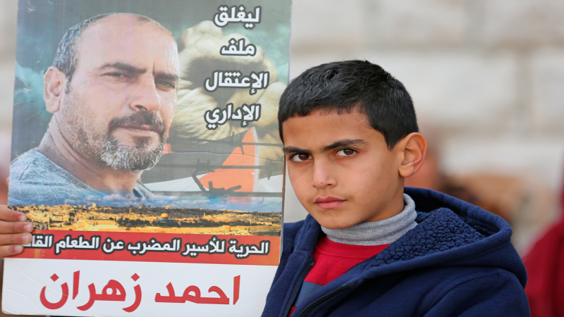 بعد اتفاق مع إدارة سجون الاحتلال..الأسير الفلسطيني زهران يعلّق إضرابه