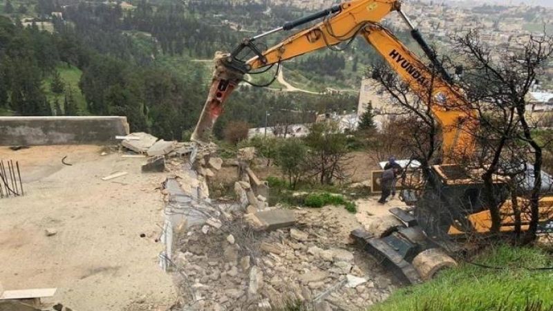 جرافات العدو تهدم منزلا في القدس المحتلة