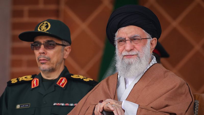 الإمام الخامنئي: شواهد تشير إلى احتمالية وجود