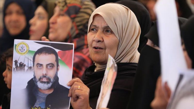 تعليق اعتصام أهالي الأسرى الفلسطينين في مقر الصليب الاحمر بسبب