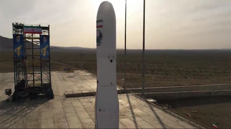 مشاهد جديدة لتجهيز وإطلاق قمر