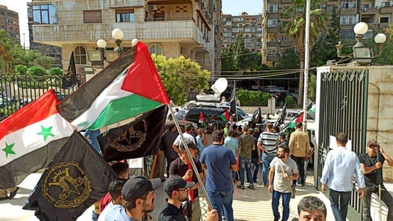 آلاف الفلسطينيين يتوافدون إلى بيت شلح في غزة للعزاء