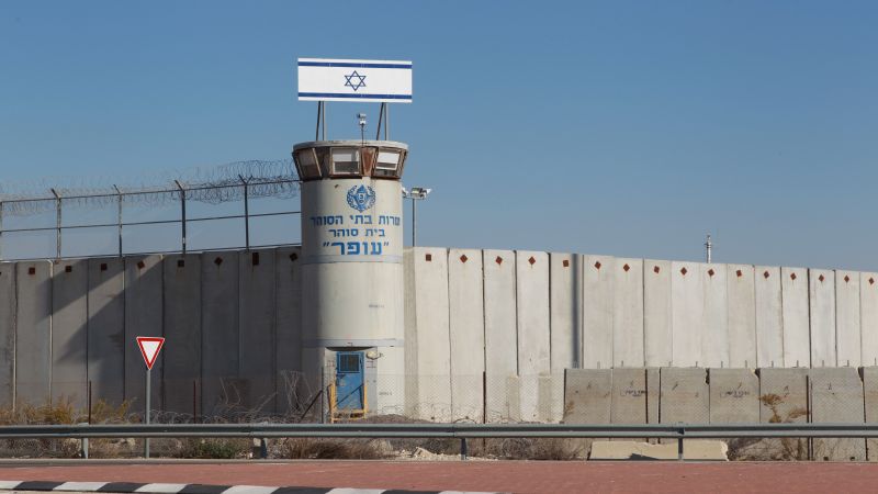 إصابة 12 أسيرًا فلسطينيًا في معتقل