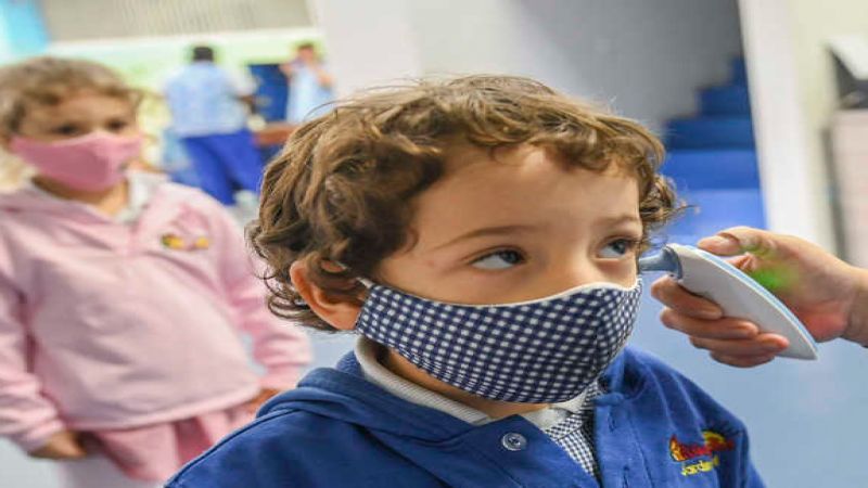 الأطفال بين التعلم الحضوري ومخاوف الأهل من تفشي