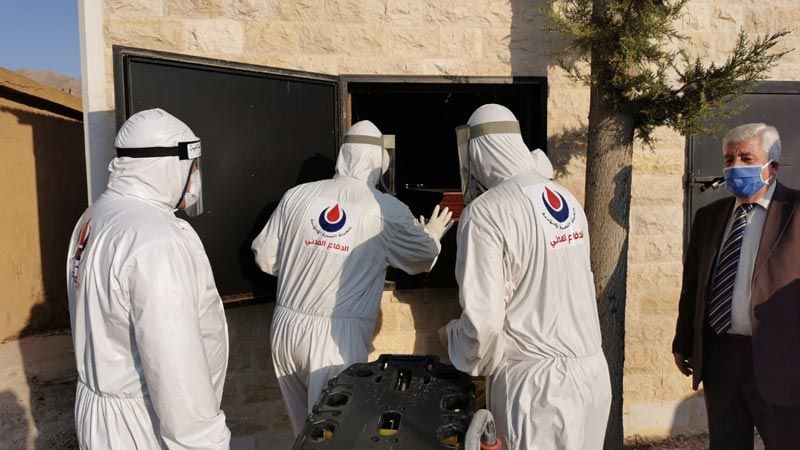 في رأس بعلبك.. الهيئة الصحية تتولّى دفن أحد المتوفّين بـ
