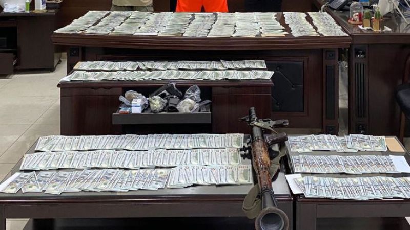 عصابة لترويج عملة وشيكات مزيّفة في قبضة القوى الأمنية