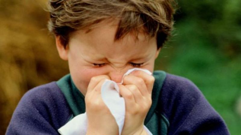 هكذا تُفرّق أعراض نزلة البرد عن 