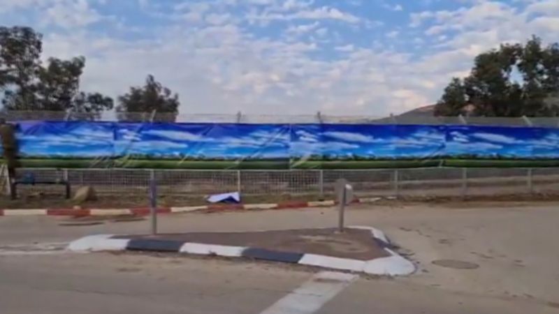 بعد استنفاد جميع الطرق.. جيش الاحتلال يحتمي بالقماش عند الحدود مع لبنان
