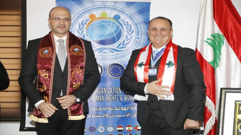 حسن يتسلم جائزة شخصية العام.. و