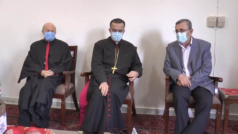 وفدٌ من حزب الله يجول على الكنائس المسيحيّة في صور لتقديم التهنئة بالأعياد